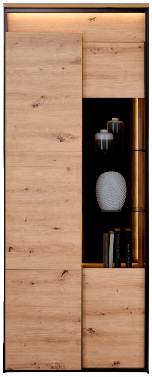 Vitrine aus Holz mit Glaseinsatz, dekoriert mit Büchern und Vasen, frontal betrachtet