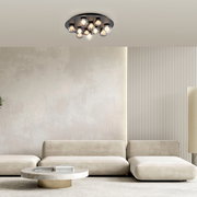 Moderne LED-Deckenleuchte mit mehreren Glühbirnen, von unten betrachtet, in einem stilvollen Wohnzimmer.