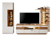 Moderne Wandkombination FRESNO in Weiß und Holzoptik mit TV-Schrank, Vitrine und Regal, frontal betrachtet.