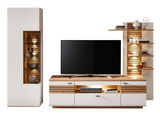 Moderne Wandkombination FRESNO in Weiß und Holzoptik mit TV-Schrank, Vitrine und Regal, frontal betrachtet.
