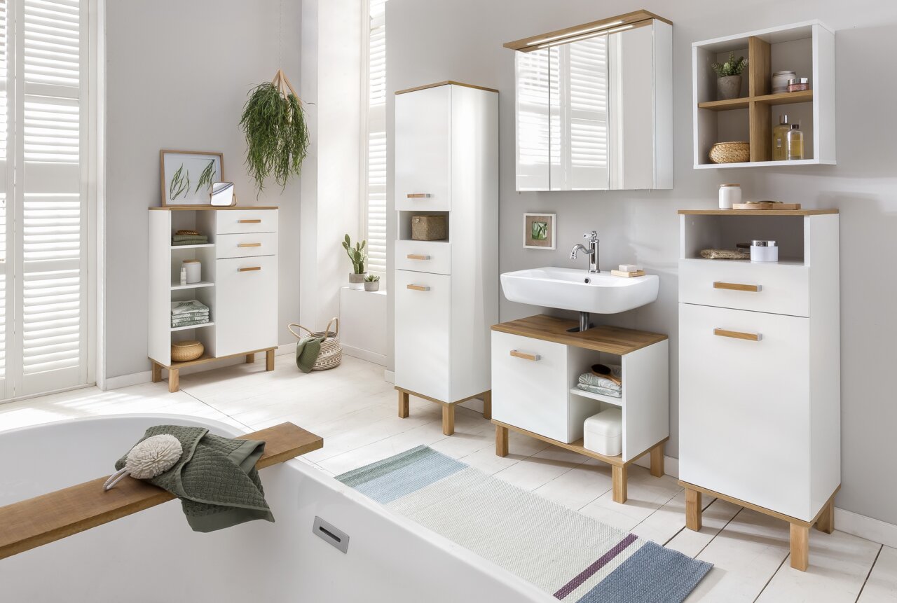Modernes Badezimmer mit weißem Wandregal in Holzoptik, seitliche Perspektive