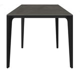 Moderner Gartentisch mit schwarzer Tischplatte und schlanken Beinen, Frontalansicht.