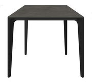 Moderner Gartentisch mit schwarzer Tischplatte und schlanken Beinen, Frontalansicht.