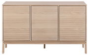 Frontale Ansicht eines modernen Sideboards aus hellem Holz mit drei Türen und schlichten Linien.