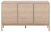 Frontale Ansicht eines modernen Sideboards aus hellem Holz mit drei Türen und schlichten Linien.