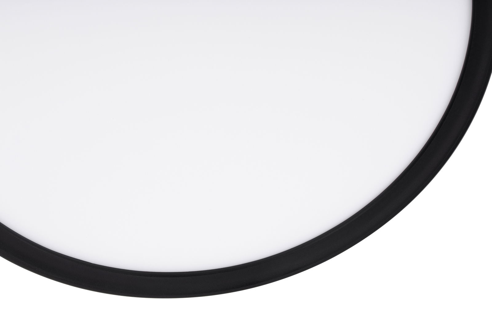 Nahaufnahme einer runden LED-Deckenleuchte mit schwarzem Rand, von unten betrachtet.