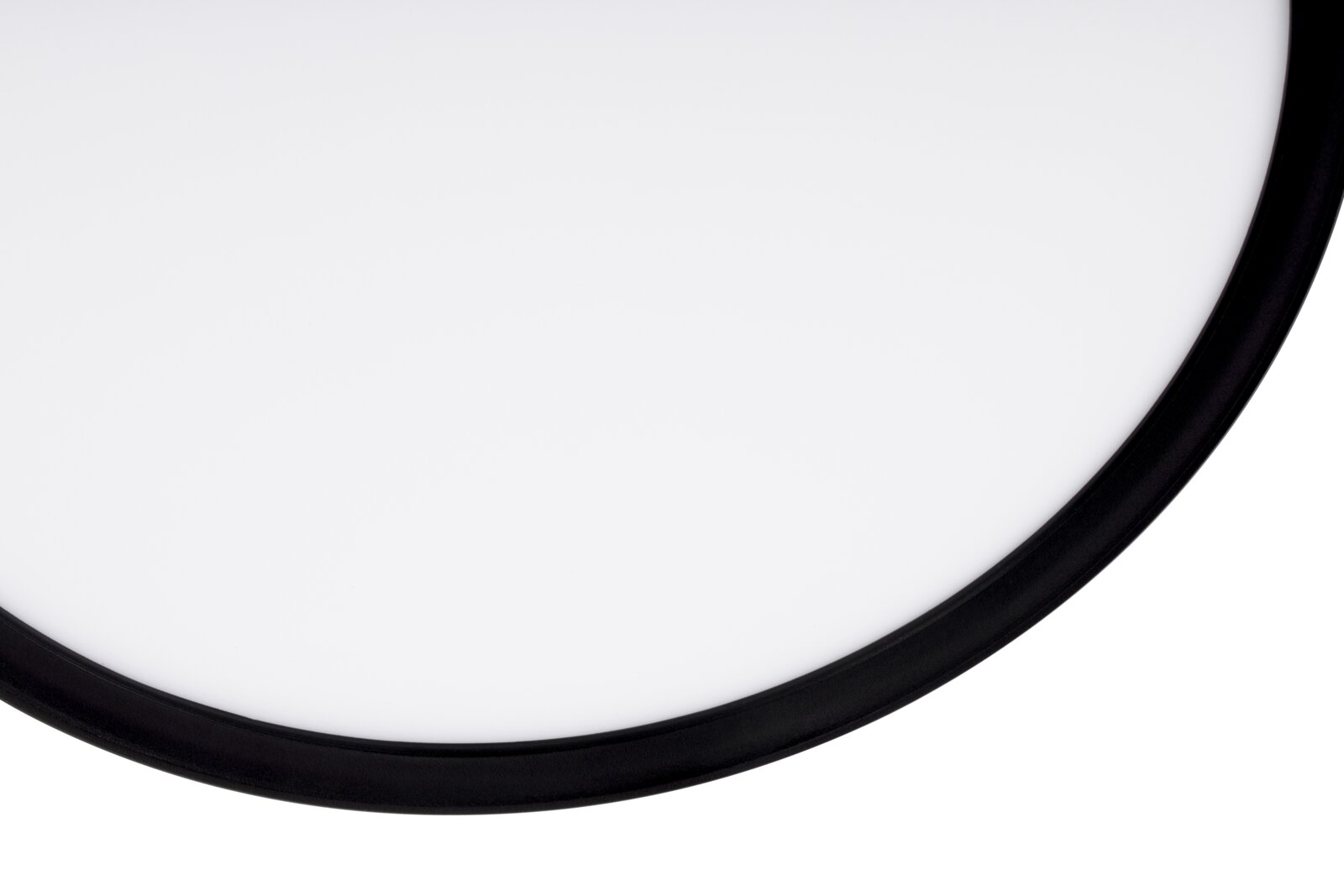 Close-up van een ronde led-plafondlamp met een zwarte rand, gezien van onderaf.
