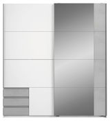 Moderner Schwebetürenschrank mit zwei Türen, eine in Weiß und die andere mit Spiegel, aus frontaler Perspektive.