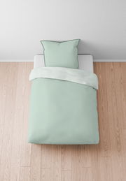 Bettwäsche-Set in Mintgrün, bestehend aus einem Kissenbezug und einem Bettdeckenbezug, auf einem Bett von oben fotografiert.