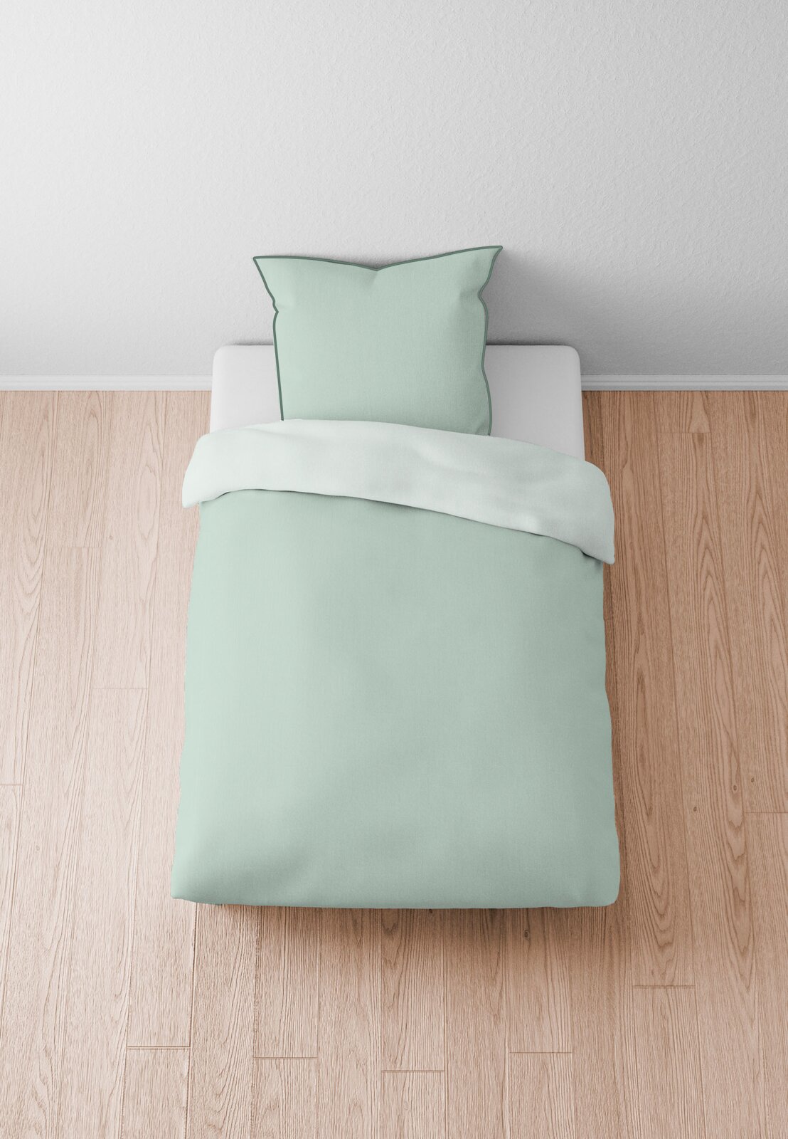 Biberna Bettwäsche Bettwäsche-Set in Mintgrün, bestehend aus einem Kissenbezug und einem Bettdeckenbezug, auf einem Bett von oben fotografiert.