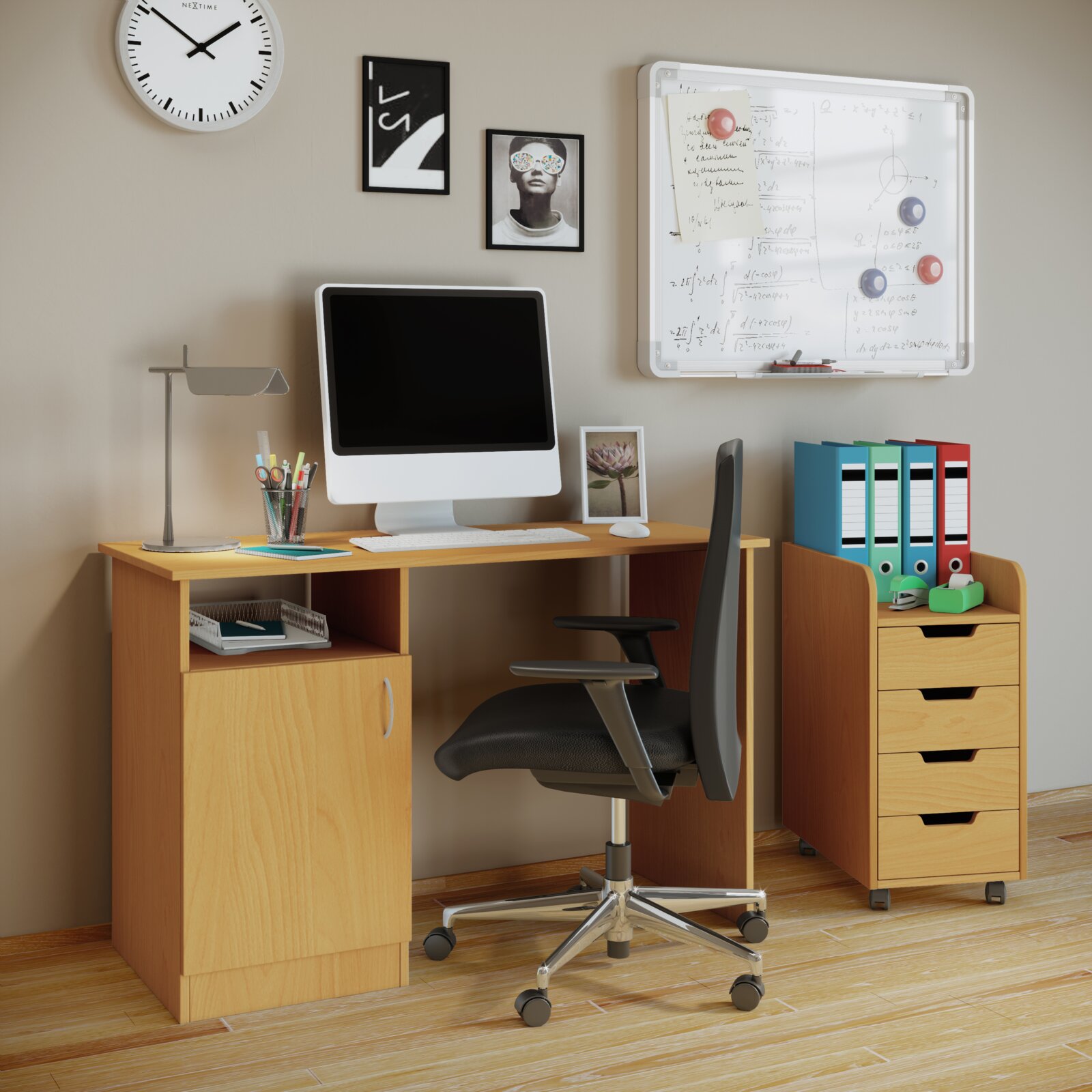 Modern eingerichteter Arbeitsplatz mit hellem Holzschreibtisch, PC-Monitor, Bürostuhl auf Rollen, Schreibtischlampe, Whiteboard und Ordnern Perspektive: frontale Ansicht auf Augenhöhe.