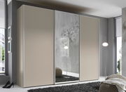 Moderner Schwebetürenschrank in Beige mit Spiegel in einem stilvollen Schlafzimmer, seitliche Perspektive.