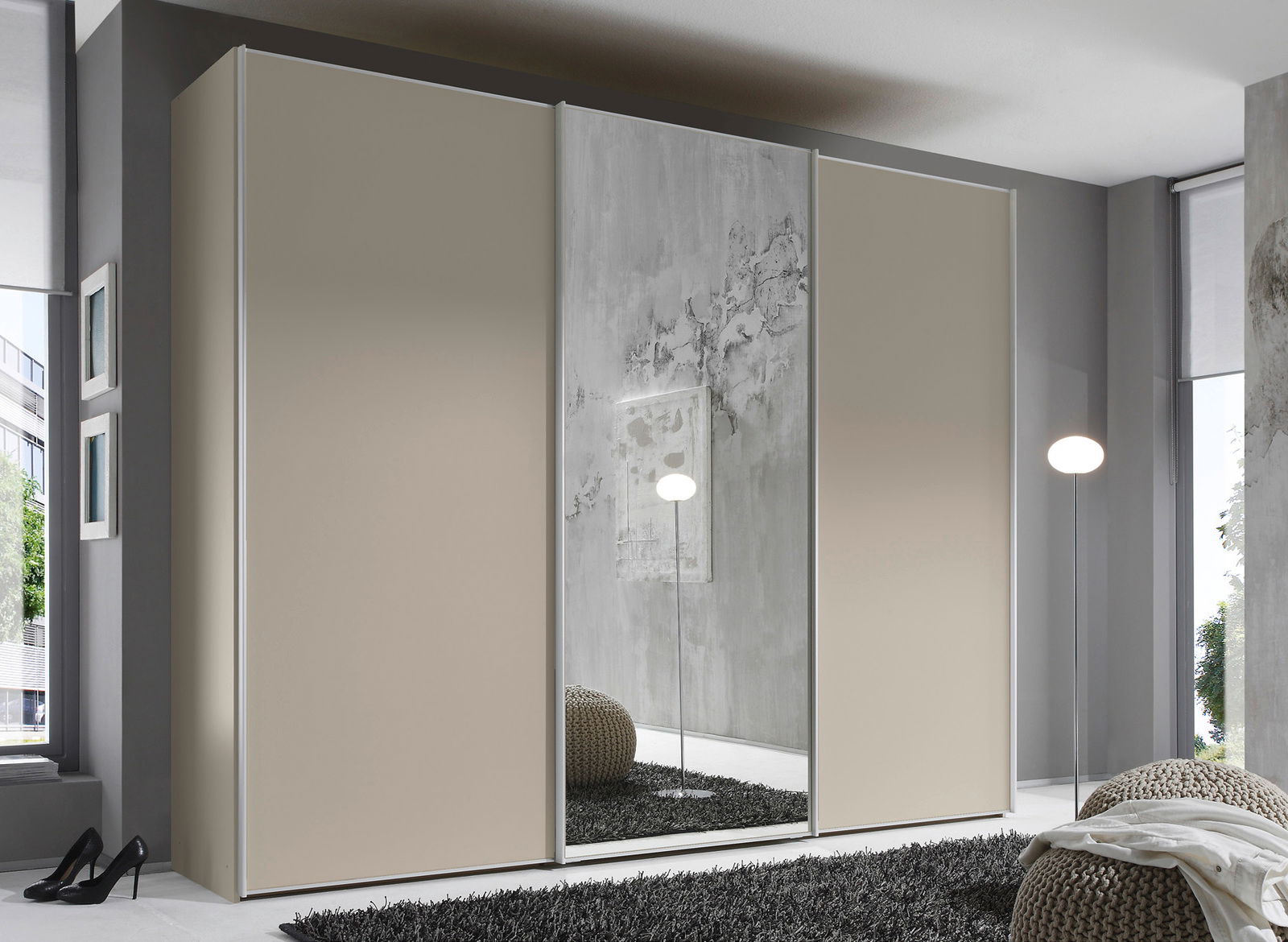 Moderner Schwebetürenschrank in Beige mit Spiegel in einem stilvollen Schlafzimmer, seitliche Perspektive.