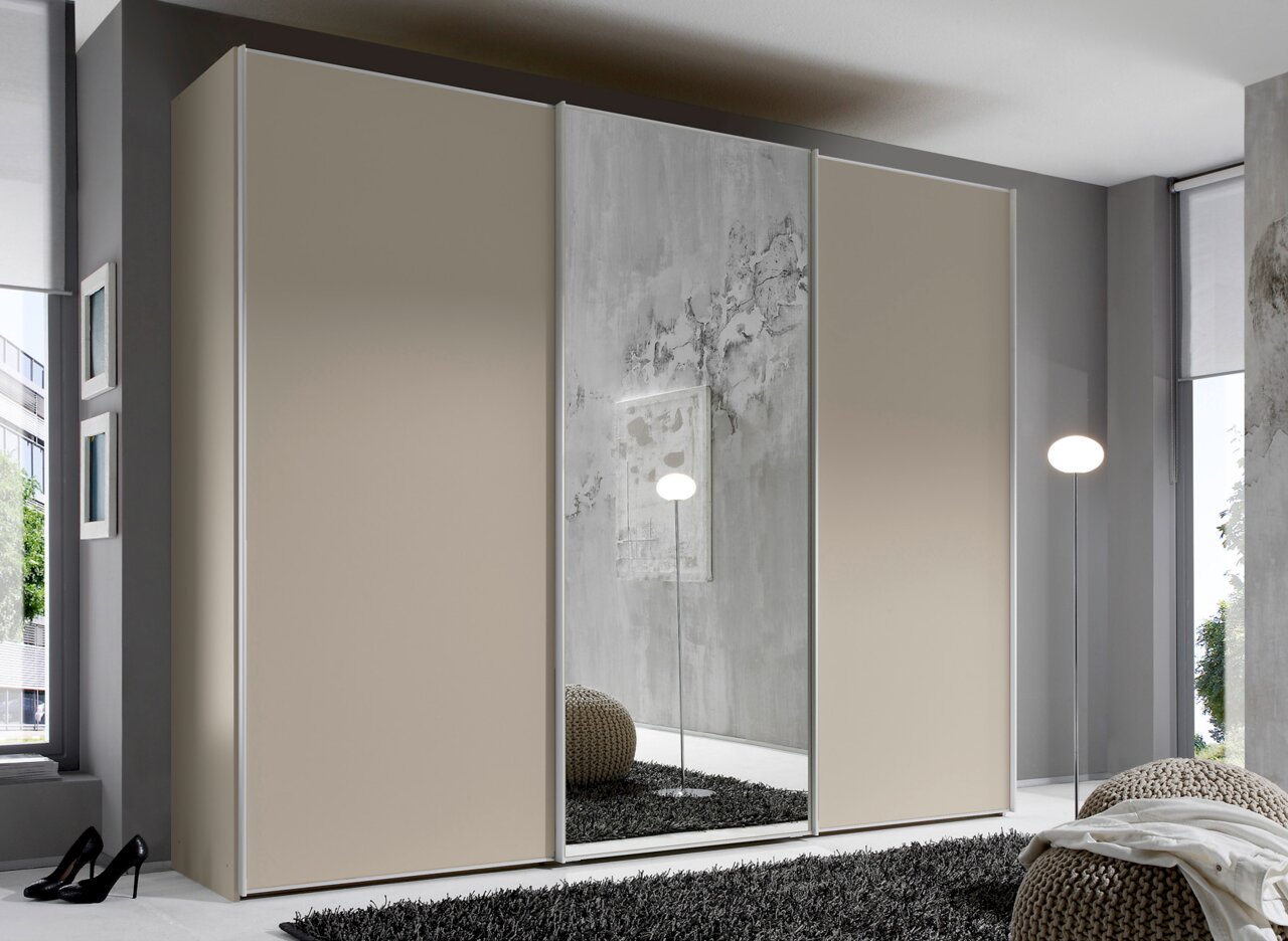 Moderner Schwebetürenschrank in Beige mit Spiegel in einem stilvollen Schlafzimmer, seitliche Perspektive.