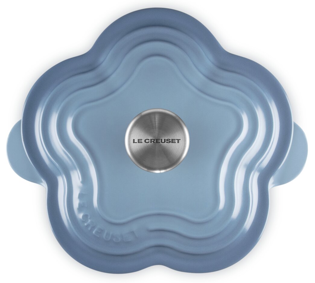 Le Creuset Deckel in blauer Blumenform mit Edelstahlknauf, Draufsicht von oben