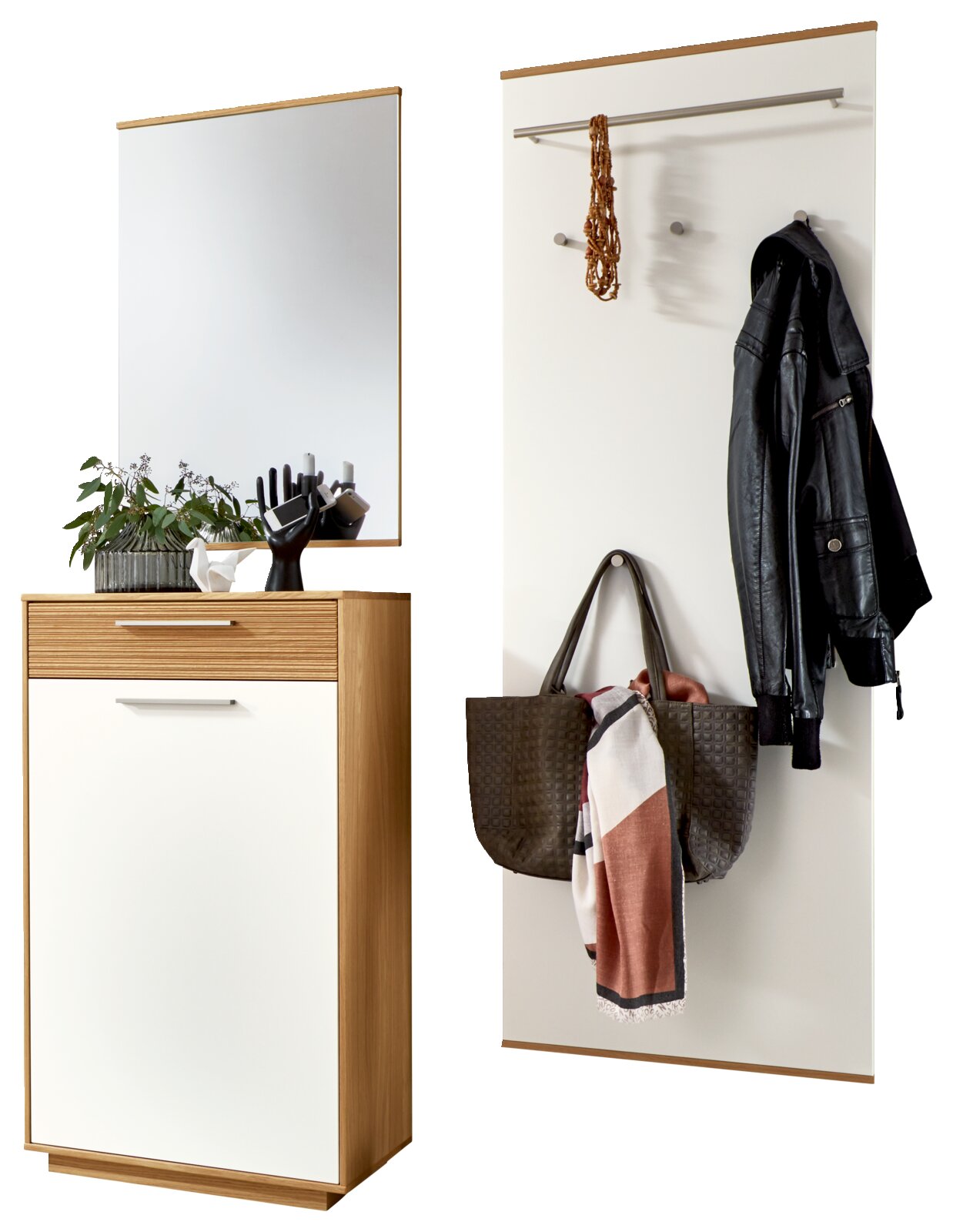 Halmeubelset voor de gang met houten schoenenkast met witte fronten en spiegel, naast een witte wandkapstok met roede, haken en opgehangen jas en tas, getoond in licht schuin vooraanzicht op witte achtergrond.