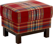 Gepolsterter Hocker mit rot-buntem Karomuster und dunklen Holzbeinen, schräg von vorne oben (3/4-Ansicht) freigestellt