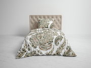 Bett mit gemusterter Bettwäsche in Weiß und Grün, frontal fotografiert