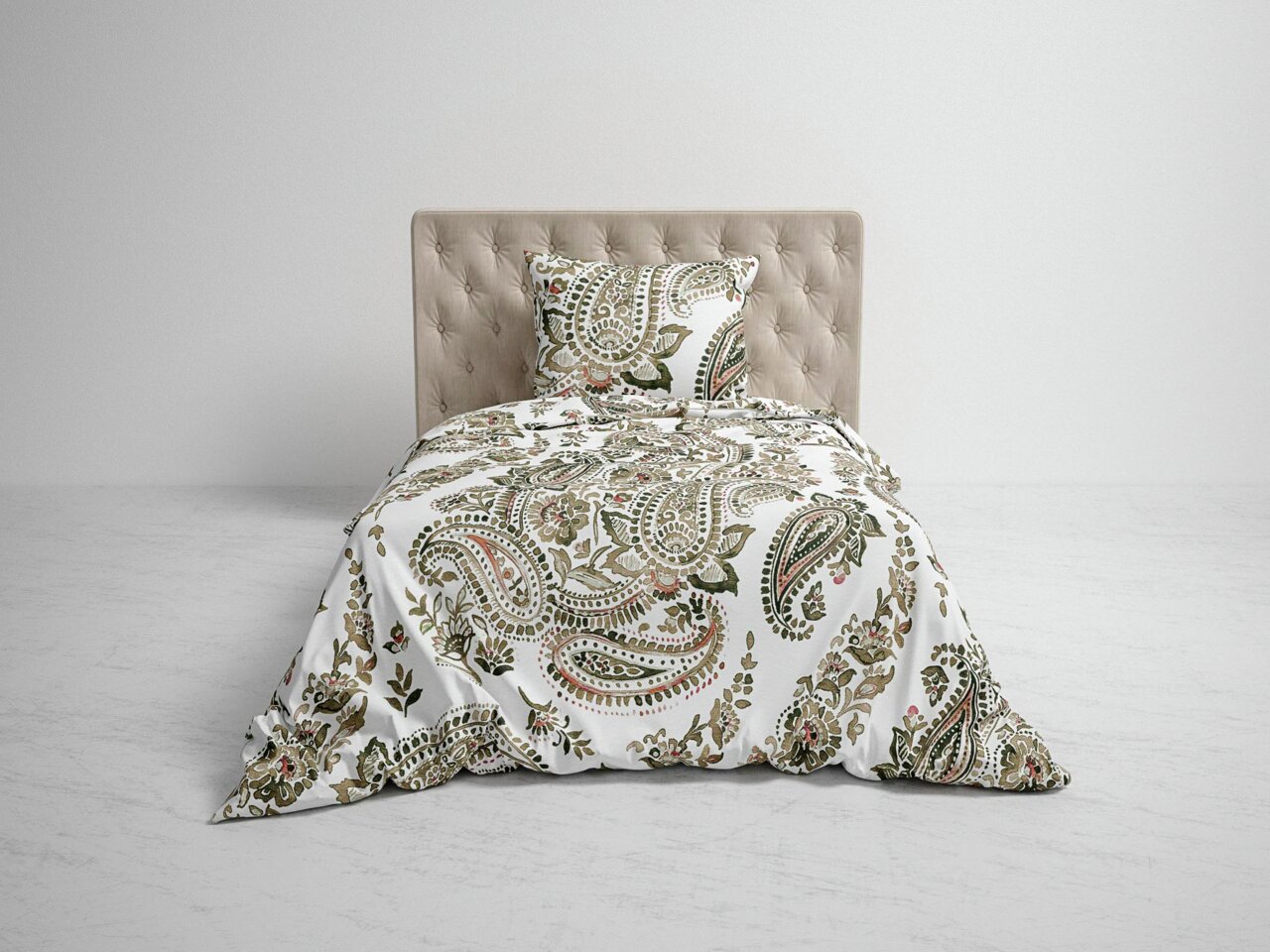 Bett mit gemusterter Bettwäsche in Weiß und Grün, frontal fotografiert