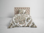 Bett mit gemusterter Bettwäsche in Weiß und Grün, frontal fotografiert