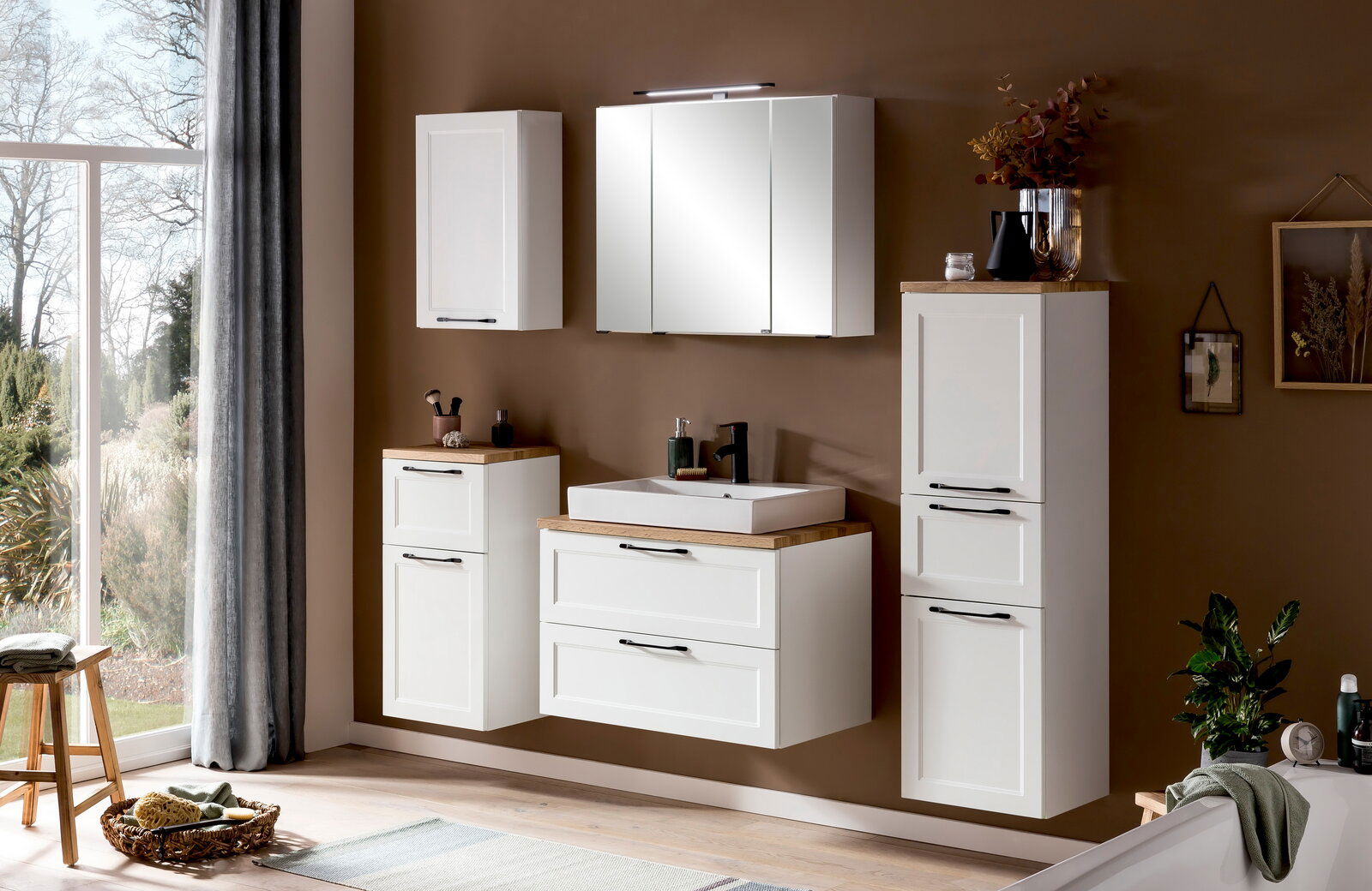 XORA Spiegelschrank MERAN Moderner Spiegelschrank in einem stilvollen Badezimmer, frontal betrachtet, mit weißen Schränken und Holzdetails.