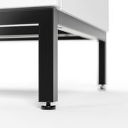 Nahaufnahme eines schwarzen Metallgestells mit verstellbaren Füßen, perspektivisch von unten links betrachtet.