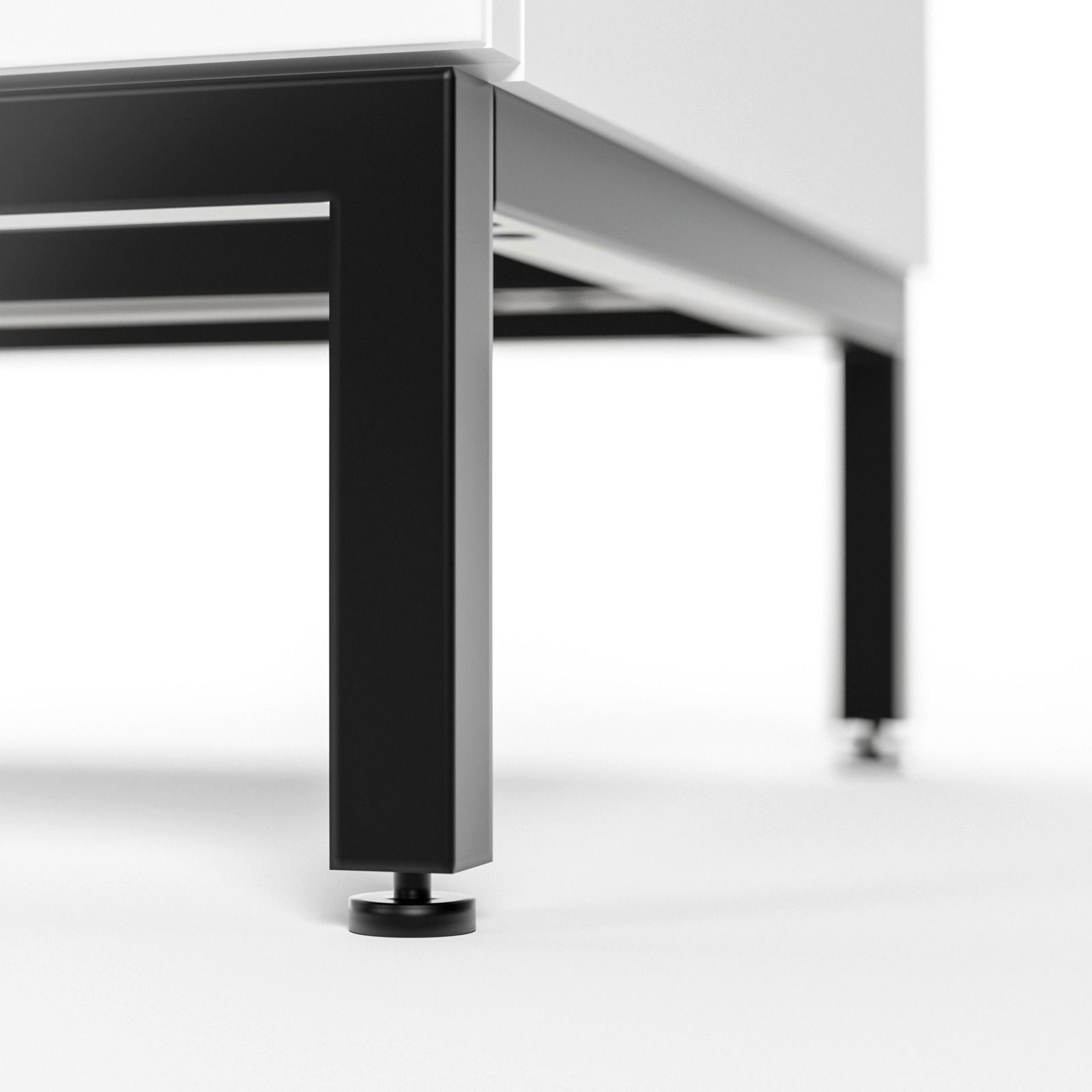 Nahaufnahme eines schwarzen Metallgestells mit verstellbaren Füßen, perspektivisch von unten links betrachtet.