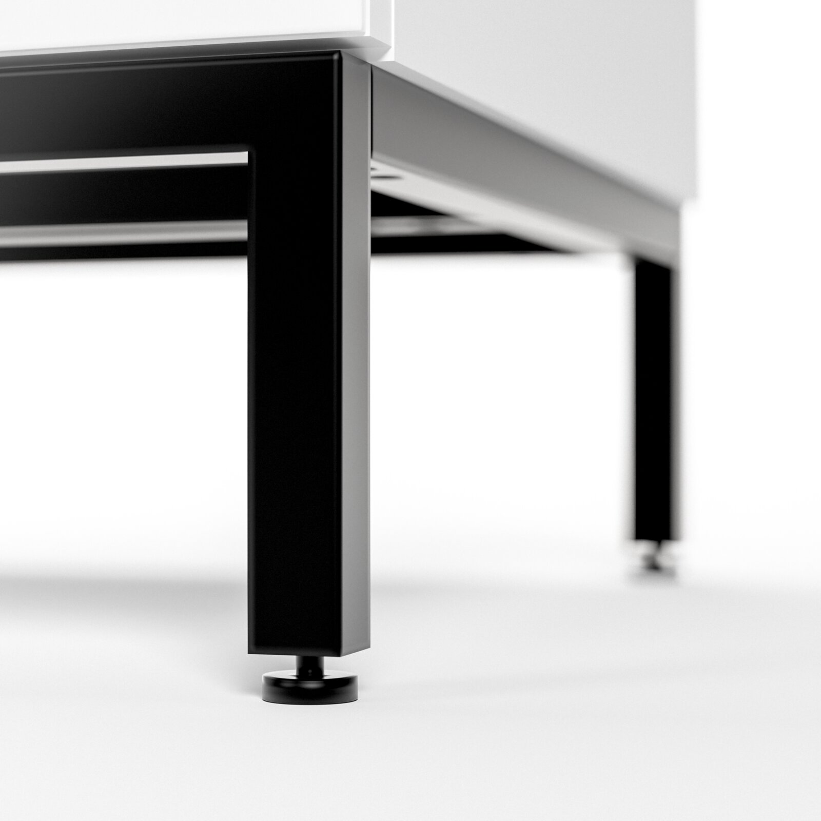 Nahaufnahme eines schwarzen Metallgestells mit verstellbaren Füßen, perspektivisch von unten links betrachtet.