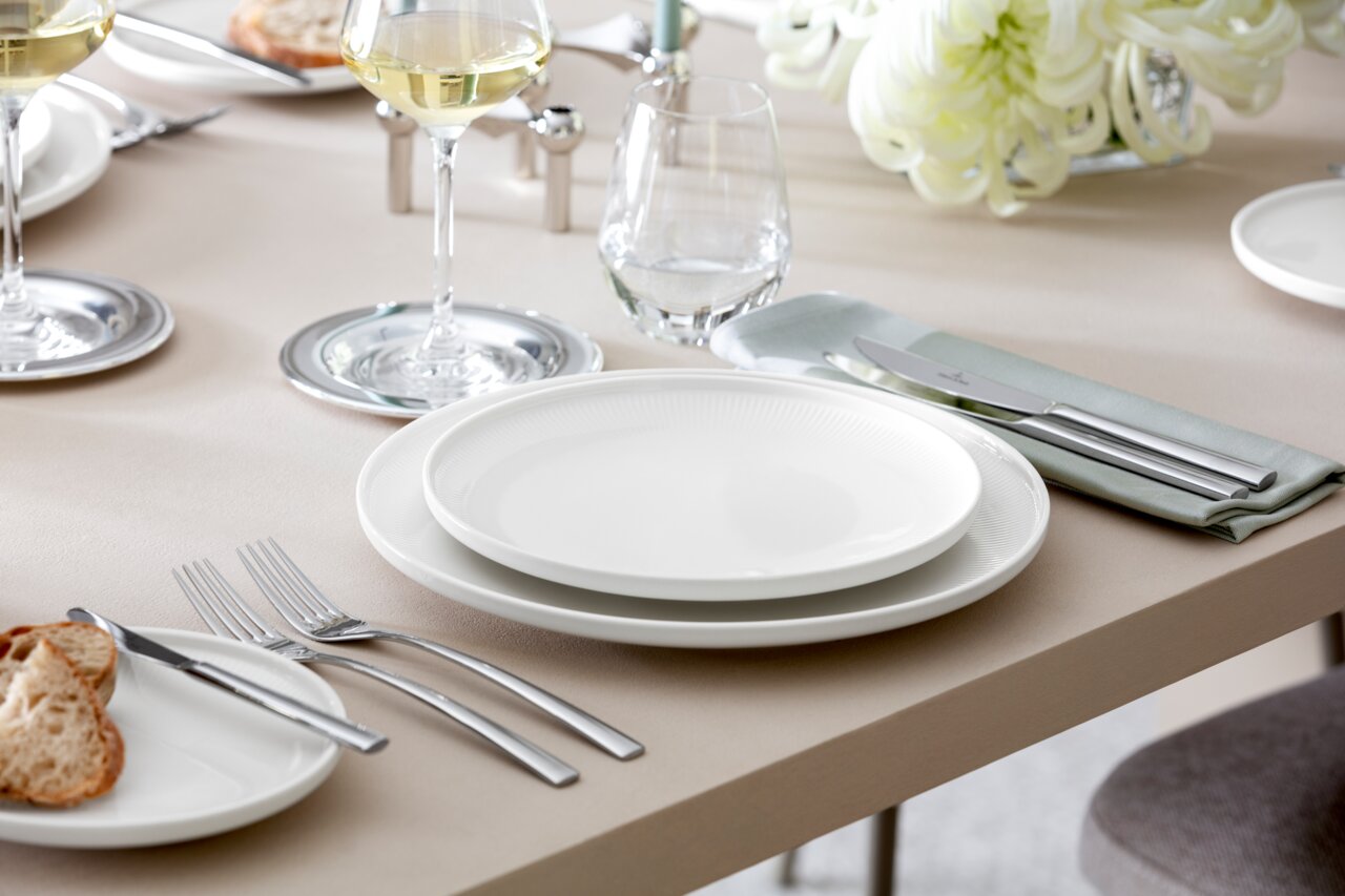 Villeroy & Boch Frühstücksteller AFINA Frühstücksteller Afina 22cm auf einem gedeckten Tisch, seitliche Perspektive