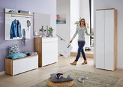 Moderne Garderobeneinrichtung mit Schuhschrank, Spiegel, Schuhbank und Garderobenpaneel in einem hellen Raum. Perspektive von vorne.