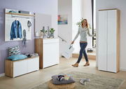 Moderne Garderobeneinrichtung mit Schuhschrank, Spiegel, Schuhbank und Garderobenpaneel in einem hellen Raum. Perspektive von vorne.