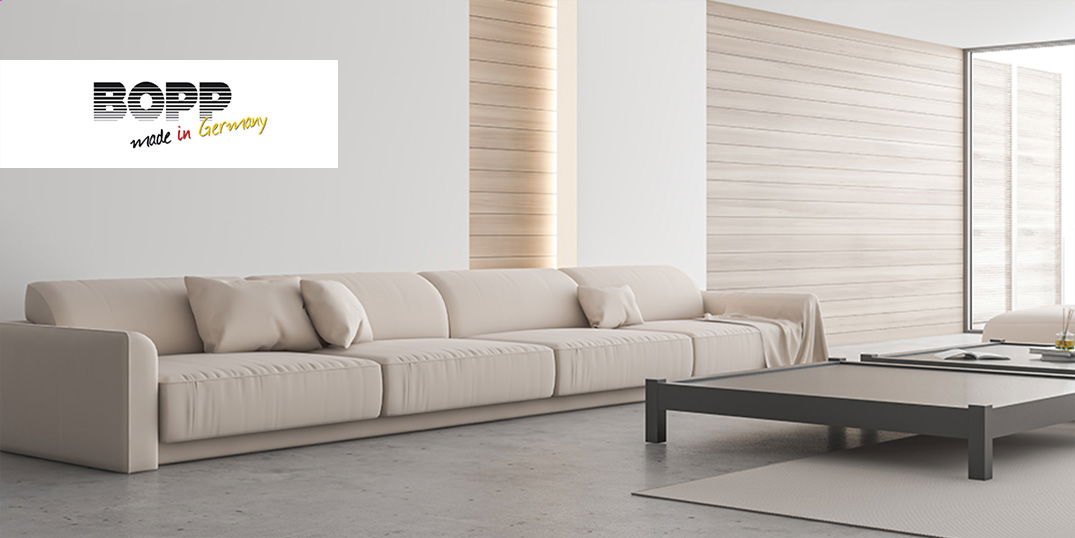 Helles, modernes Wohnzimmer mit langem Sofa der Marke Bopp.