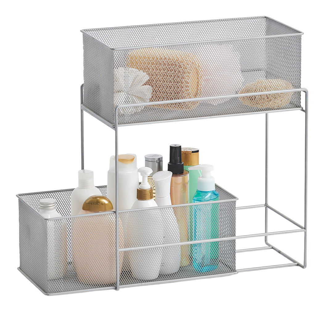 Etagenregal mit zwei Körben, gefüllt mit verschiedenen Flaschen und Pflegeprodukten, seitliche Perspektive