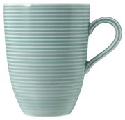 Grauer gestreifter Becher mit Henkel, seitliche Ansicht