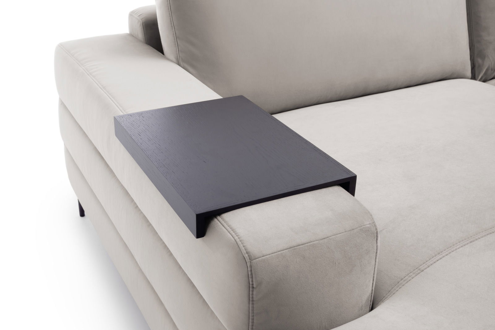 Dieter Knoll Holztablett für Armlehne BADIA BASE Holztablett auf der Armlehne eines Sofas, seitliche Perspektive