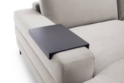Holztablett auf der Armlehne eines Sofas, seitliche Perspektive