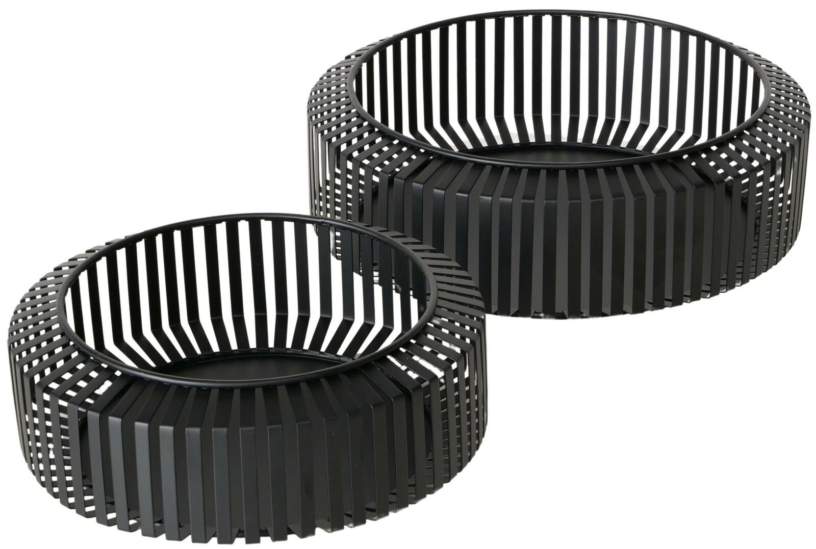 Zwei schwarze, runde Schalen aus Metall mit vertikalen Streben, perspektivisch von schräg oben fotografiert.