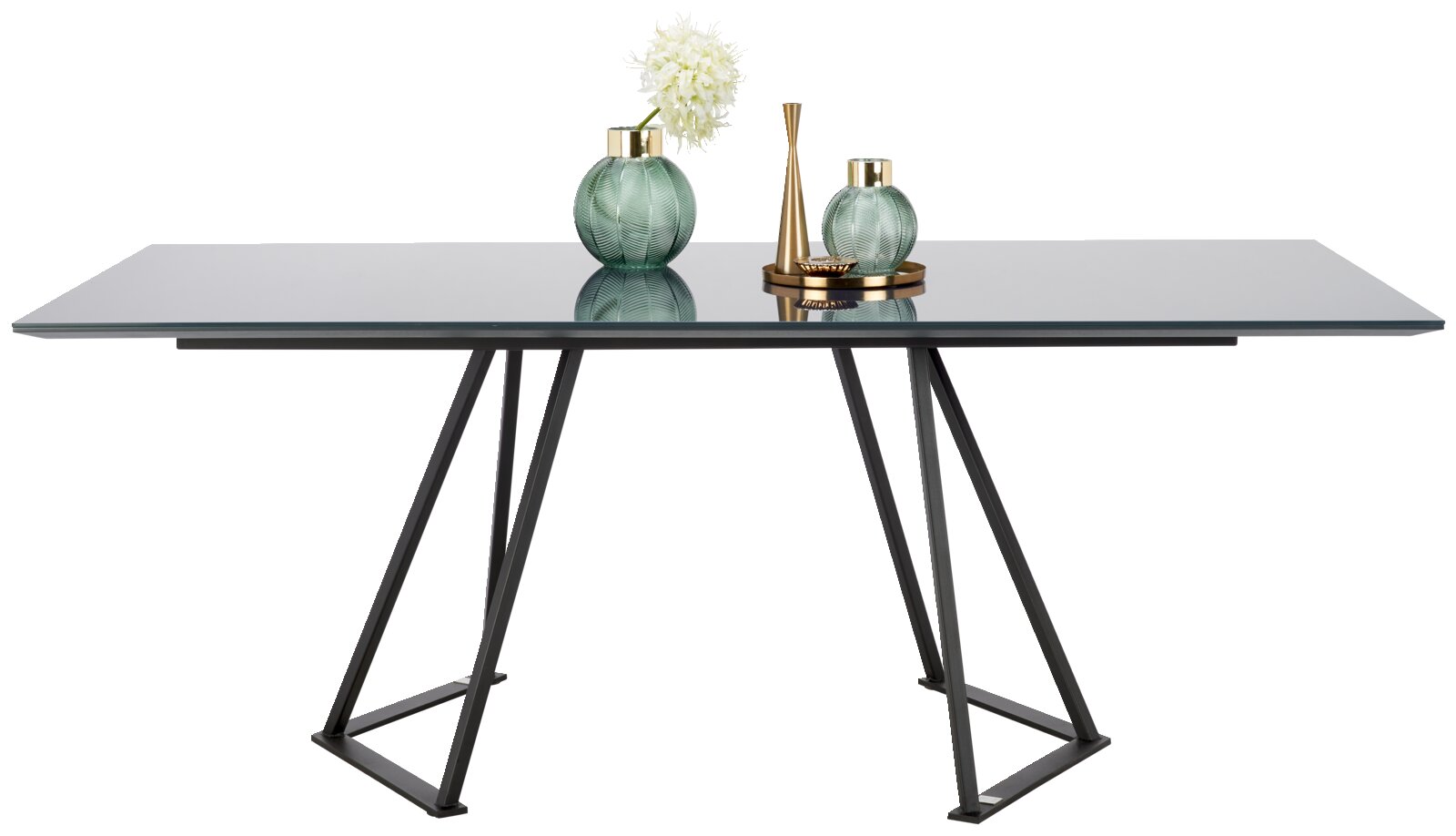 Moderner Esstisch mit Glasplatte und geometrischen Metallbeinen, dekoriert mit zwei grünen Vasen und einer goldenen Skulptur, seitliche Perspektive.