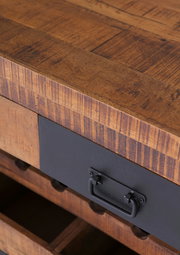 Nahaufnahme eines rustikalen Servierwagens aus Holz mit Metallgriff, von oben betrachtet.