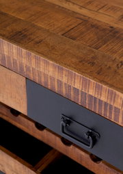 Nahaufnahme eines rustikalen Servierwagens aus Holz mit Metallgriff, von oben betrachtet.