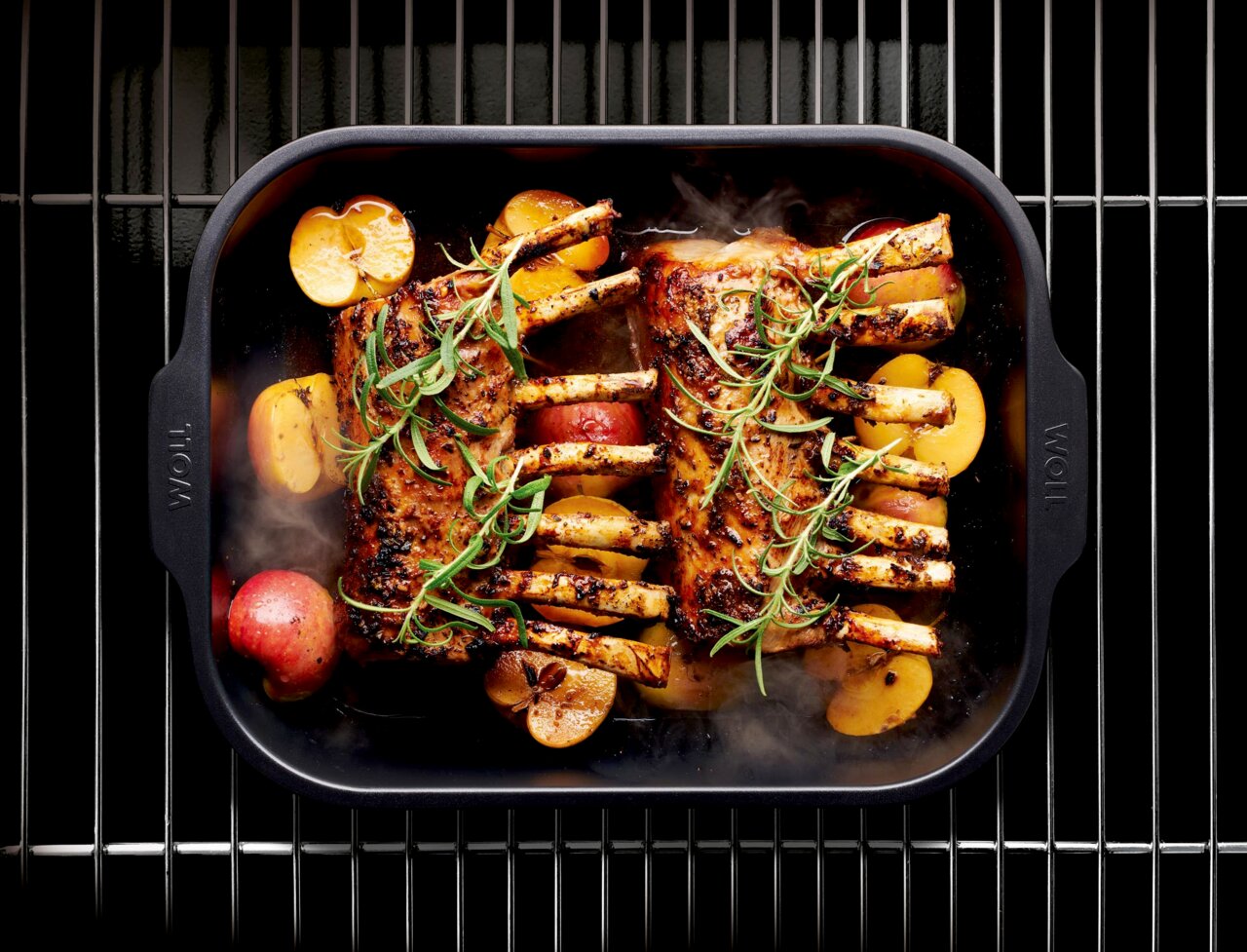 Bratreine mit gebratenem Fleisch und Gemüse, von oben fotografiert