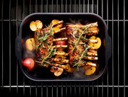 Bratreine mit gebratenem Fleisch und Gemüse, von oben fotografiert
