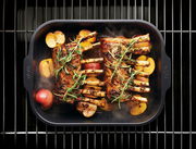 Bratreine mit gebratenem Fleisch und Gemüse, von oben fotografiert