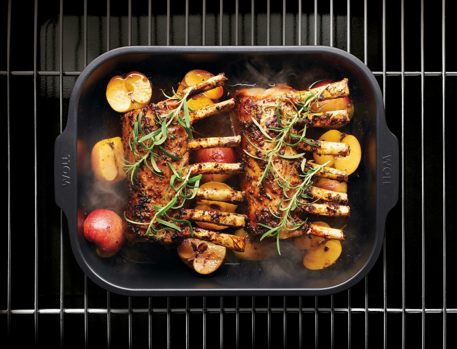 Bratreine mit gebratenem Fleisch und Gemüse, von oben fotografiert