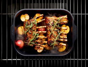 Bratreine mit gebratenem Fleisch und Gemüse, von oben fotografiert