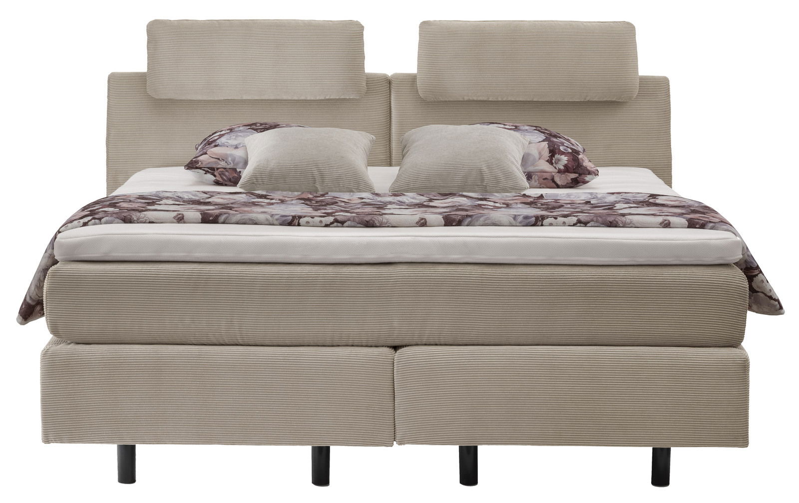 Frontale Ansicht eines beigen Boxspringbetts mit zwei Kopfkissen und einer gemusterten Decke.