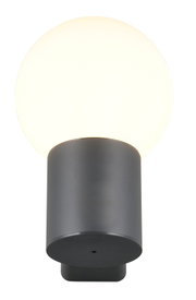 Moderne buitenwandlamp met een bolvormige, lichtgevende kap en een cilindrische voet, gezien van voren