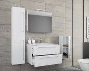 Modernes weißes Badmöbel-Set mit Waschtischunterschrank und zwei Schubladen, Spiegelschrank mit LED-Leuchte, Hochschrank und kleinem Hängeschrank an beige gefliester Wand, Frontansicht leicht schräg von rechts.