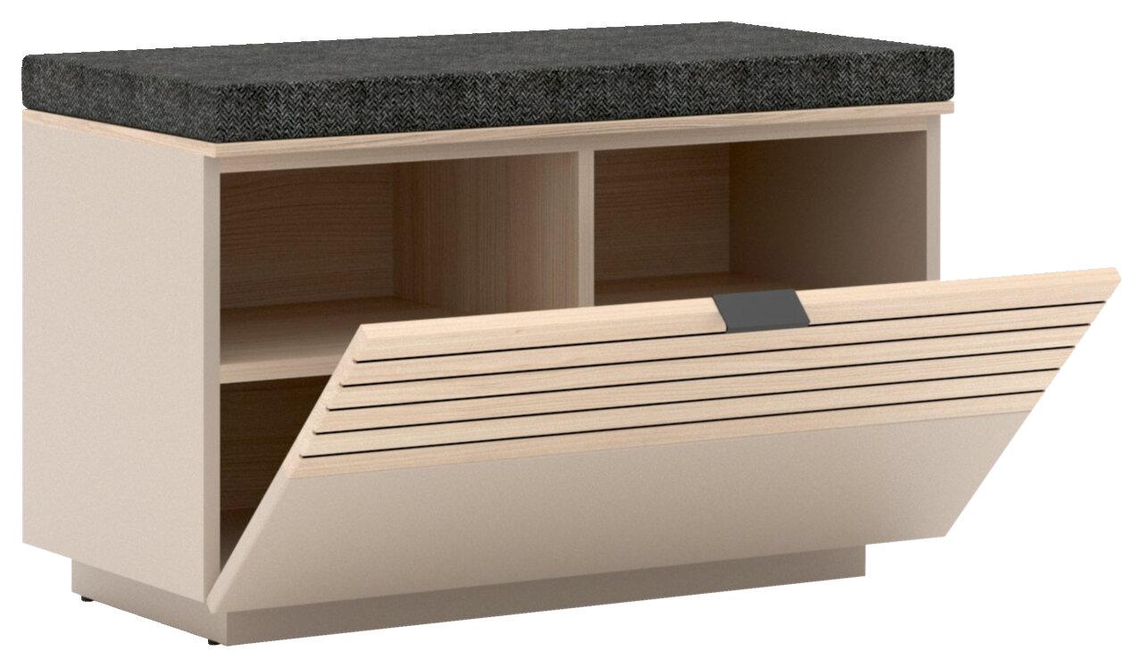 Garderobenbank mit gepolstertem Sitzkissen, offener Frontansicht, zeigt zwei offene Fächer und eine herunterklappbare Tür mit Holzlamellen.