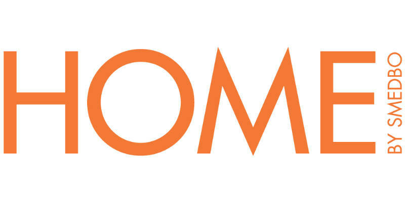 Logo der Marke HOME in orangefarbener Schrift auf weißem Hintergrund, seitliche Perspektive.